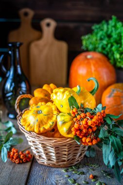 Sebze Bir sepette taze biyo sebze.