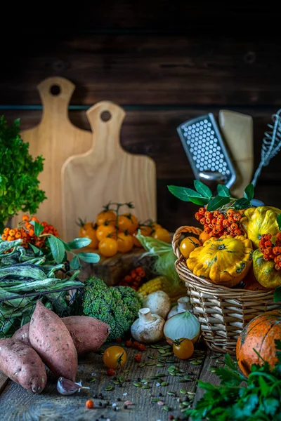 Λαχανικά φρέσκο βιολογικό λαχανικό σε ένα καλάθι. — Φωτογραφία Αρχείου