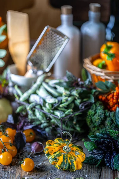 Λαχανικά φρέσκο βιολογικό λαχανικό σε ένα καλάθι. — Φωτογραφία Αρχείου