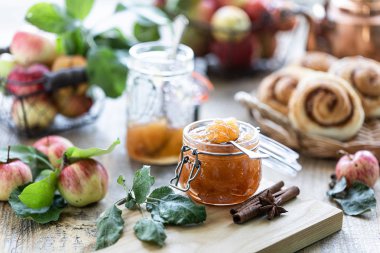 Ev yapımı Tatlı Elma Reçeli - Organik Sağlıklı Vejetaryen Gıda. Elma reçeli Elma marmelatı. Reçel ve tarçın ile çörekler.
