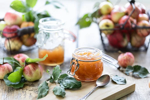 Confiture de pommes sucrées maison - Aliments végétariens sains biologiques. Confiture de pommes Marmelade de pommes . — Photo