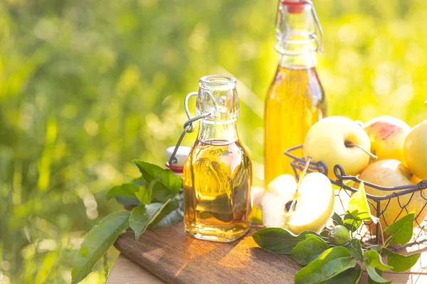 Due Bottiglie Vetro Aceto Mele Mele Mature Fresche Uno Sfondo — Foto Stock