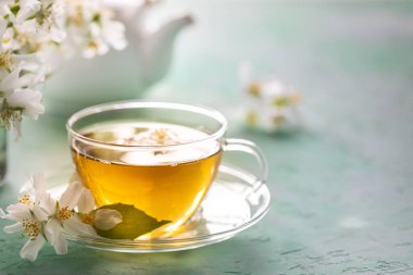 Yeşil taşa yasemin çiçeği çayı, spa konsepti. Boşluğu kopyala.