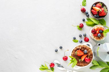 Tiramisu tatlısı. Tiramisu hazırlığı için gerekli malzemeler. Kahve, kakao, çilek, beyaz arka planda nane şekeri. Üst Manzara. Metnin için boş yer