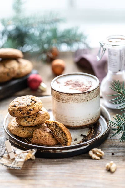 Hembakade Kakor Med Nötter Och Kaffe Keramikmugg Ett Träbord Med — Stockfoto