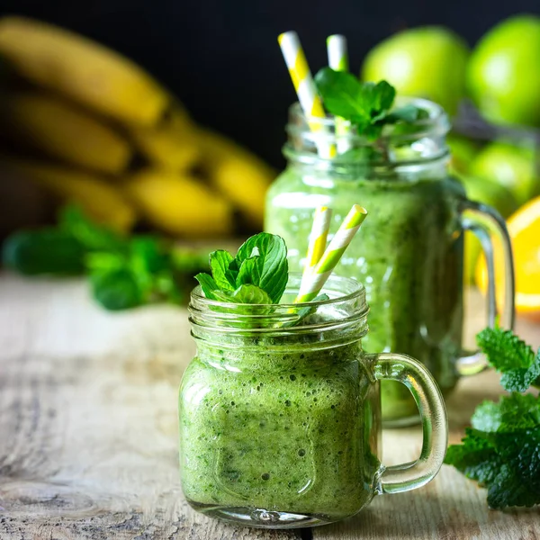 Two Healthy Green Smoothies Spinach Banana Orange Apple Kiwi Mint — Stock Photo, Image