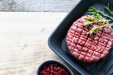 Çiğ kıymalı hamburger, Herb ve Spice ızgara için hazır. Boşluk üst görünümünü kopyala.