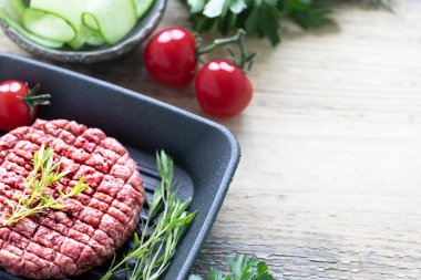 Çiğ kıymalı hamburger, Herb ve Spice ızgara için hazır. Boşluk üst görünümünü kopyala.