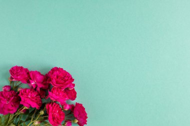 Kraft hediye kutusu içinde güzel kırmızı kurdele ve gül, Sevgililer Günü konsepti, yıldönümü, anneler günü ve doğum günü tebrikleri, kopyalanma alanı, üst görünüm