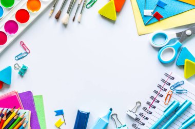 Telif alanı beyaz arkaplan üzerinde okul için farklı renkli kırtasiye malzemesi.