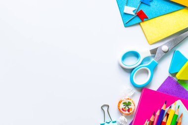 Telif alanı beyaz arkaplan üzerinde okul için farklı renkli kırtasiye malzemesi.