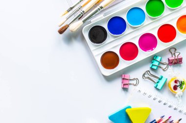 Telif alanı beyaz arkaplan üzerinde okul için farklı renkli kırtasiye malzemesi.