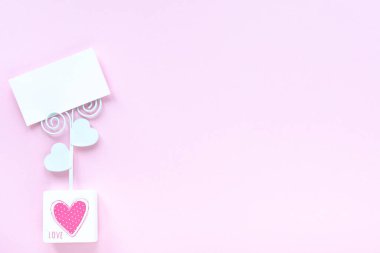 Pembe arkaplanda fotokopi alanı olan bir kartvizit modeli