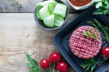 Çiğ kıymalı hamburger. Herb ve Baharatlı. Izgara için hazır.