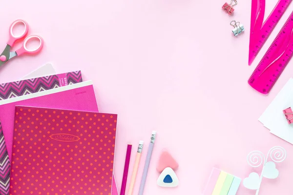 Vários artigos de papelaria coloridos para escola e escritório em fundo rosa com copyspace — Fotografia de Stock