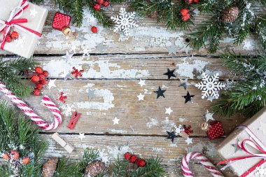 Mutlu Noeller ve mutlu bayramlar tebrik kartı, çerçeve, pankart. Yeni yıl. Ahşap zemin üzerinde kar olan mutlu yeni yıl kartları. Kış Xmas bayramı teması. Düz yatıyordu. Boşluğu kopyala