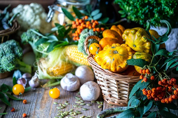 Φθινοπωρινά Λαχανικά Ξύλινο Τραπέζι Κολοκύθα Πορτοκαλί Πιπέρι Πάπρικα Μανιτάρια Καλαμπόκι — Φωτογραφία Αρχείου