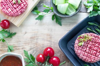 Çiğ kıymalı hamburger, Herb ve Spice ızgara için hazır. Boşluk üst görünümünü kopyala.