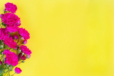 Kraft hediye kutusu içinde güzel kırmızı kurdele ve gül, Sevgililer Günü konsepti, yıldönümü, anneler günü ve doğum günü tebrikleri, kopyalanma alanı, üst görünüm