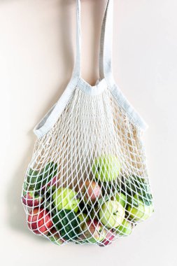 Alışveriş Torbası İçinde Taze Elmalar. Sıfır atık, organik hasat konsepti