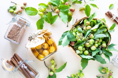 Küçük cennet elmaları şekerli şurupta. Sonbahar hasadını hasat ediyorum. Cennet elma reçeli. Üst görünüm