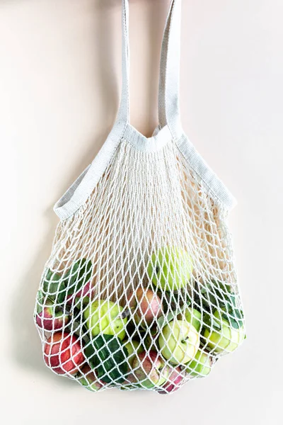 Alışveriş Torbası İçinde Taze Elmalar. Sıfır atık, organik hasat konsepti