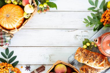 Beyaz ahşap arka planda balkabağı ve tarçınla pişirme. Üst görünüm, kırsal biçim, boşluğu kopyala.