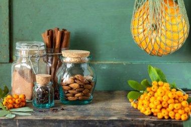 Koyu arka planda ev yapımı sonbahar hamur işleri yapmak için baharatlar.