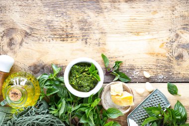 Pesto. Pesto sosu yapmak için gerekli malzemeler. Üst Manzara. Boşluğu kopyala.