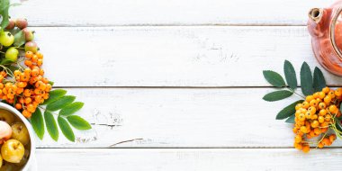 Cennet elmaları beyaz ahşap bir masada şekerli şurupta. Sonbahar hasadını hasat ediyorum. Cennet elma reçeli. Üst Manzara. Boşluğu kopyala