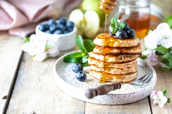 Frittiertes Mit Apfel Und Honig Auf Einem Holztisch Herbstfrühstück — Stockfoto