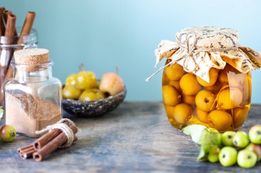 Cennet elma reçeli. Eski ahşap bir arka planda şeker şuruplu cennet elmaları. Sonbahar hasadını hasat ediyorum. Boşluğu kopyala.