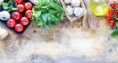 Sağlıklı organik sebzeler. Diyet ya da vejetaryen gıda konsepti. Üst manzara, afiş. Boşluğu kopyala