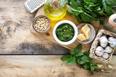 Pesto. Pesto sosu yapmak için gerekli malzemeler. Üst Manzara. Boşluğu kopyala
