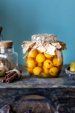 Cennet elma reçeli. Eski ahşap bir arka planda şeker şuruplu cennet elmaları. Sonbahar hasadını hasat ediyorum. Boşluğu kopyala