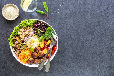 Izgara tavuk, pilav, baharatlı nohut, avokado, lahana, koyu arka planda biber kasesi, üst manzara. Lezzetli dengeli gıda konsepti