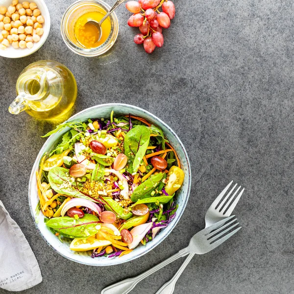 Salade Fruits Légumes Frais Dans Une Assiette Sur Fond Pierre — Photo