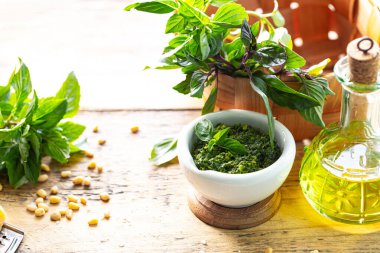 Pesto. Pesto sosu yapmak için gerekli malzemeler. Boşluğu kopyala.
