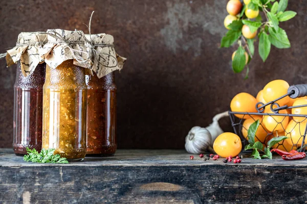 Drie Glazen Flessen Georgische Tkemali Saus Met Ingrediënten Rustieke Houten — Stockfoto