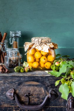 Cennet elma reçeli. Eski ahşap bir arka planda şeker şuruplu cennet elmaları. Sonbahar hasadını hasat ediyorum. Boşluğu kopyala