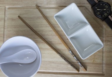 Boş levha ve chopsticks ahşap tablo