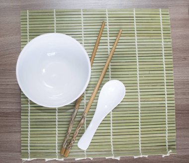 Bambu hasırına boş kase ve çubuk.