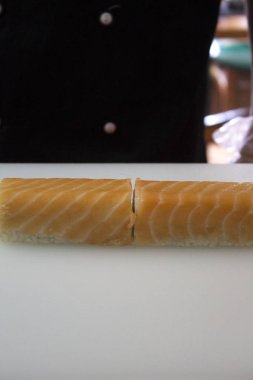 Masada taze suşi rulosu var. Kapatın. 