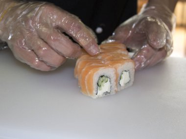 Somon balıklı suşi yapan kişi. 