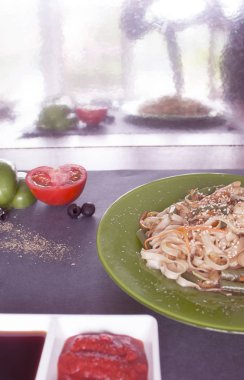 erişteler ve sebzeler masada.