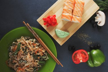 Taze somon balığı ve erişte.