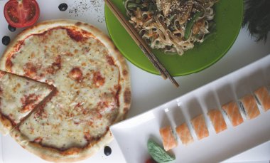 Pizza, pirinç eriştesi ve suşi.