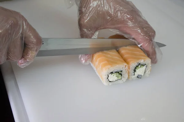 Osoba Cięcia Sushi Roll Łososia — Zdjęcie stockowe