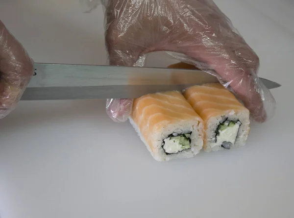 Osoba Cięcia Sushi Roll Łososia — Zdjęcie stockowe