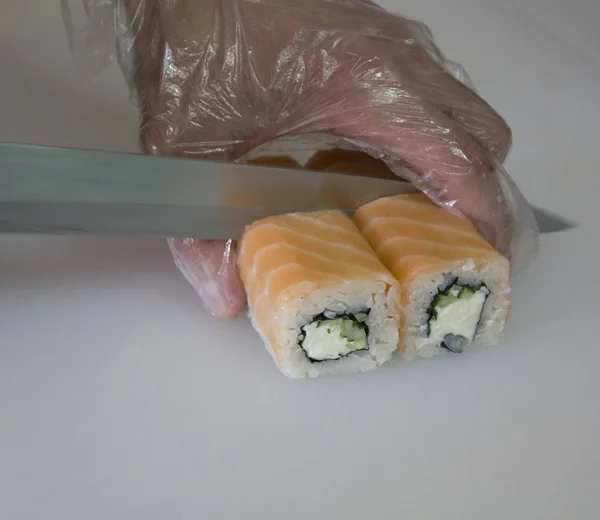 Persona Corte Rollo Sushi Con Salmón — Foto de Stock